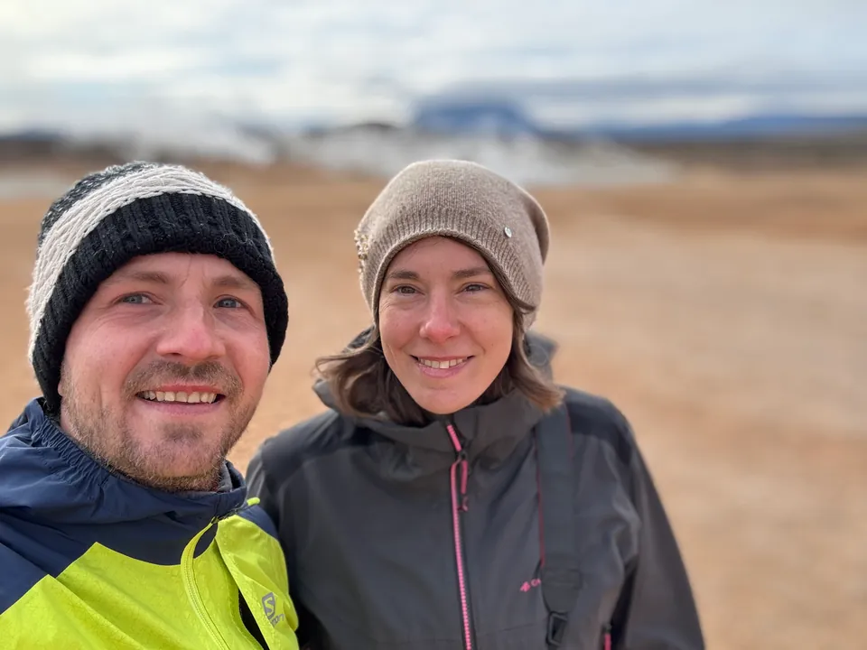 Audrey et Dany, bonnets sur la tête, devant les fumerolles d’un champ géothermique islandais